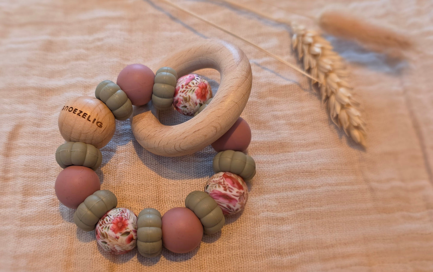 Bijtring met naam siliconen en hout pink flower