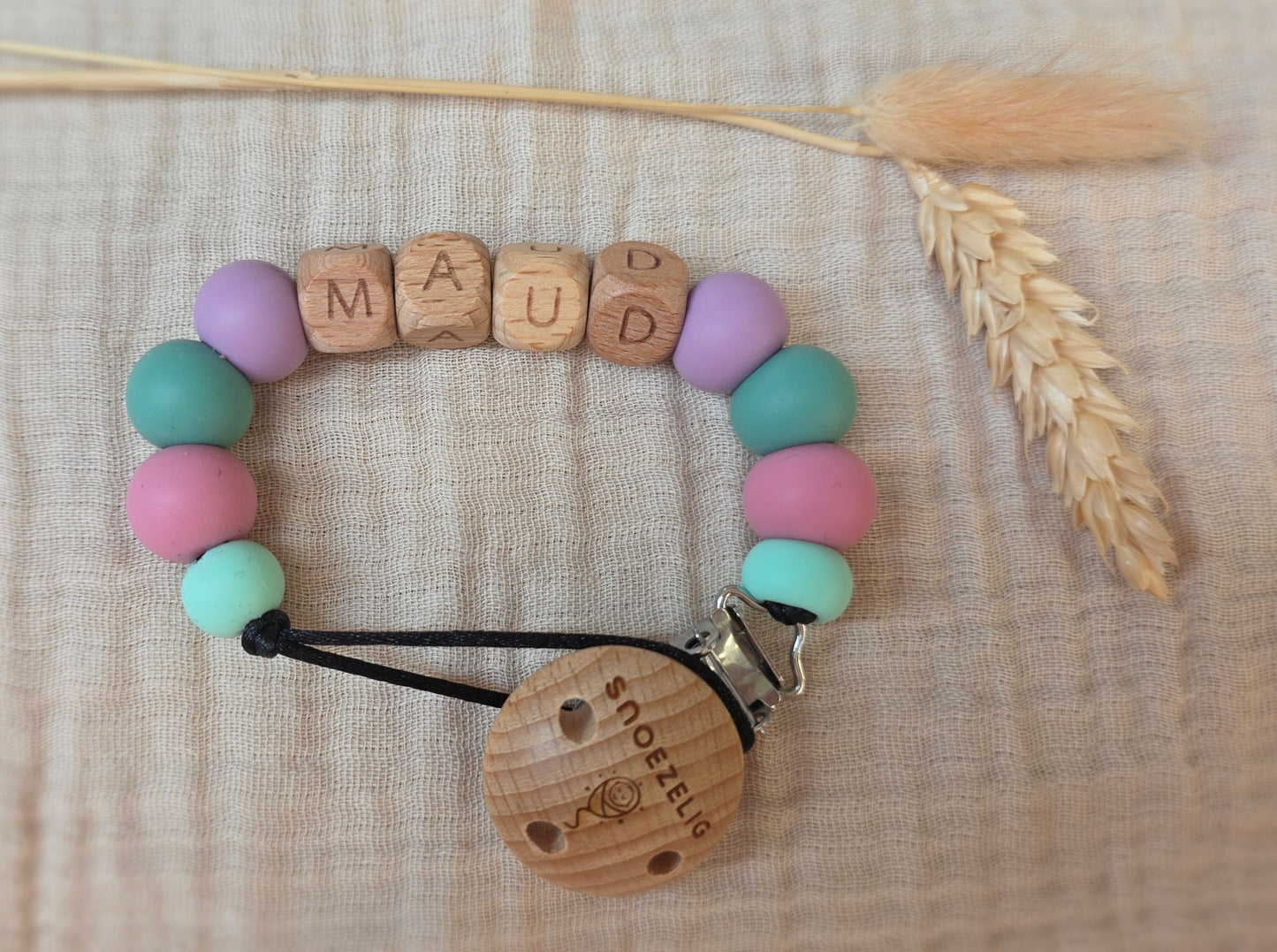 Speenkoord met naam siliconen en hout pastel gepersonaliseerd