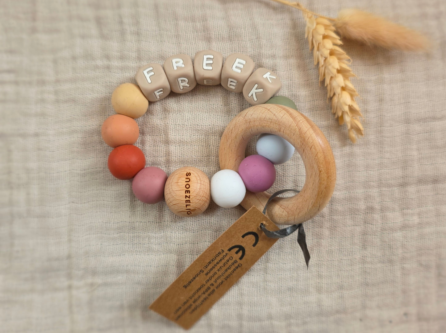 Bijtring met naam siliconen regenboog Snoezelig