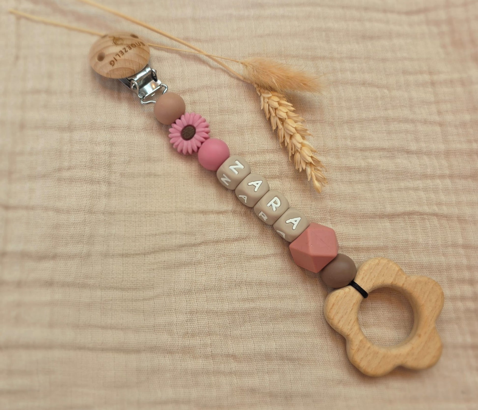 Wagenhanger met naam siliconen daisy oudroze Snoezelig